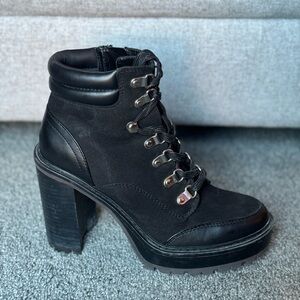 Almost new size 7. Fit like 7.5.  Gorgeous shoes.